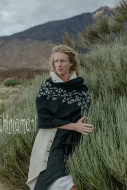 Atua Wrap Shawl / Black