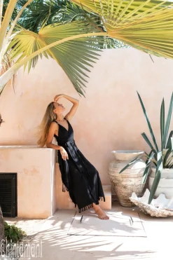 Sleeveless Raw Wrap Dress / Black